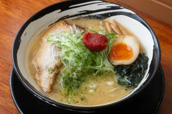 辛味噌らーめん。上に辛味噌、味玉と青ねぎ