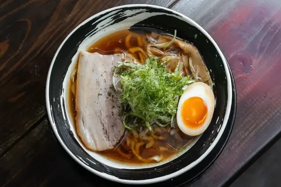 濃口の醤油らーめん。チャーシューと味玉