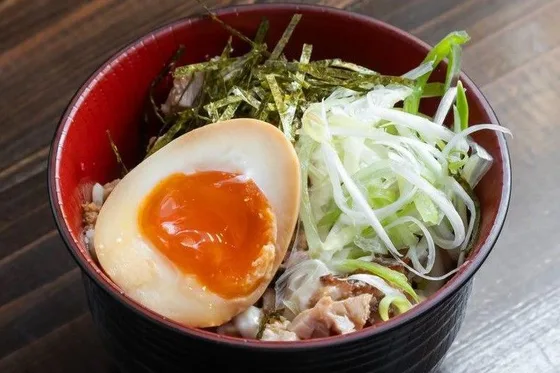 まかない飯。味玉と白ねぎと刻みのりをのせたご飯
