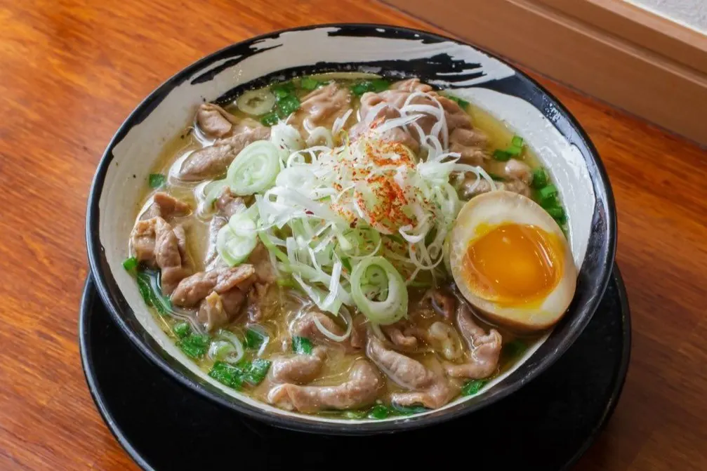 味噌ホルモンらーめん。柔らかいホルモンと白ねぎと味玉