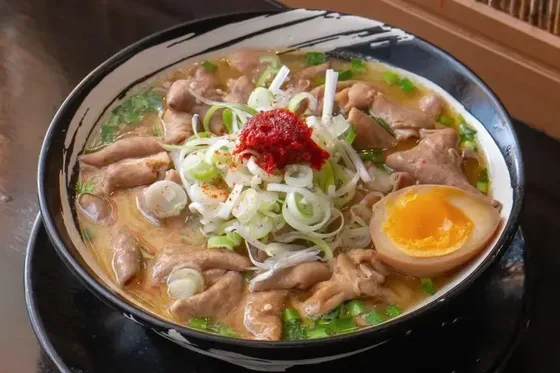 味噌ホルモンらーめん。柔らかいホルモンと白ねぎと味玉