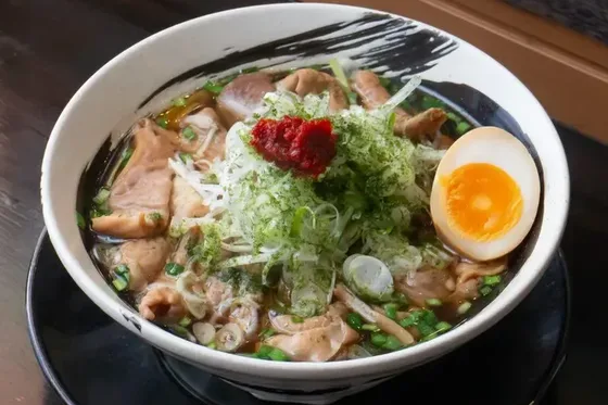 醤油ホルモンらーめん。ホルモンと青ねぎと味玉