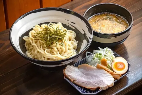 つけ麺。麺とつけ汁とチャーシュー