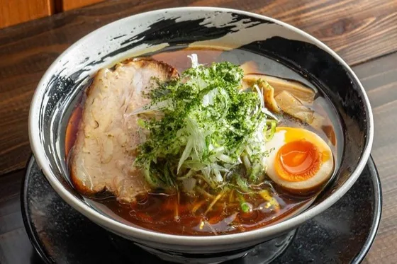 醤油らーめん。チャーシューと白ねぎと味玉